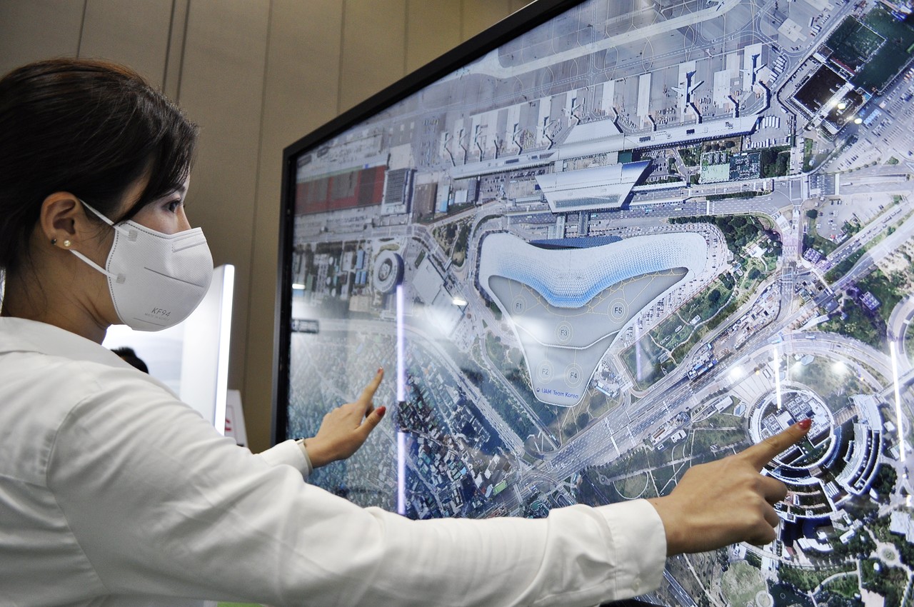 한국공항공사 관계자가 도심항공교통(UAM) 이착륙장 ‘버티허브’를 설명하고 있다.